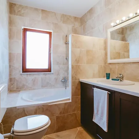 Hébergement de vacances 5 Bedroom Beautiful In *