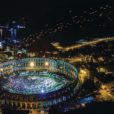 Hébergement de vacances 5 Bedroom Beautiful In Pula