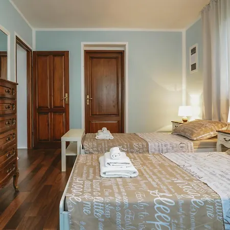 Holiday home 5 Bedroom Beautiful In Pula