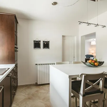 Hébergement de vacances 5 Bedroom Beautiful In *