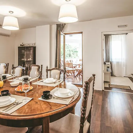 5 Bedroom Beautiful In Pula