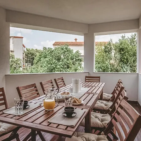 Hébergement de vacances 5 Bedroom Beautiful In Pula