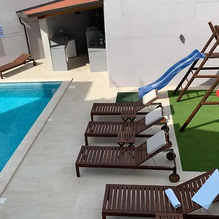 Holiday home 5 Bedroom Beautiful In Pula