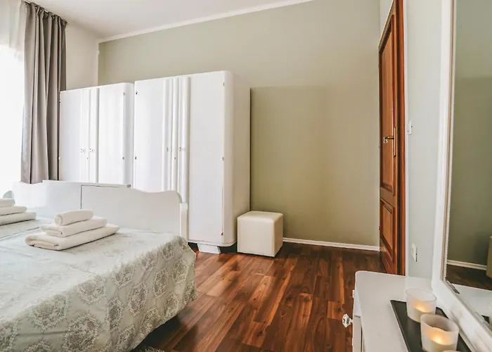 Holiday home 5 Bedroom Beautiful In Pula