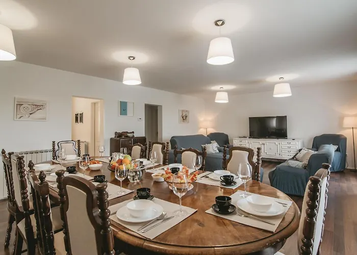 Holiday home 5 Bedroom Beautiful In Pula