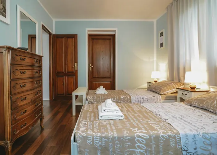 Holiday home 5 Bedroom Beautiful In Pula