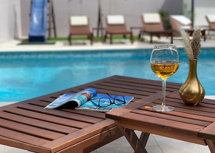 Holiday home 5 Bedroom Beautiful In Pula