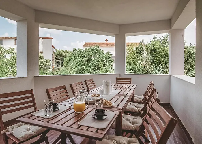 Holiday home 5 Bedroom Beautiful In Pula
