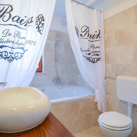 5 Bedroom Beautiful In