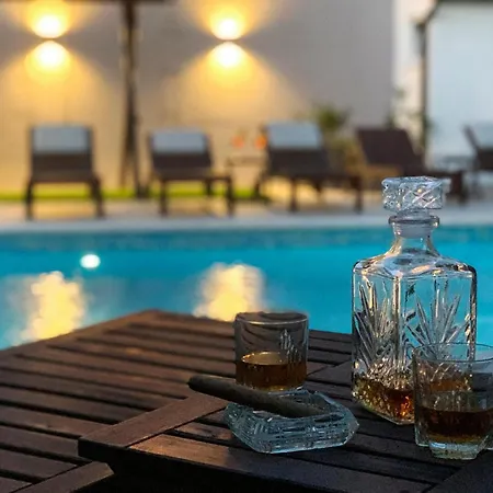 5 Bedroom Beautiful In Πούλα