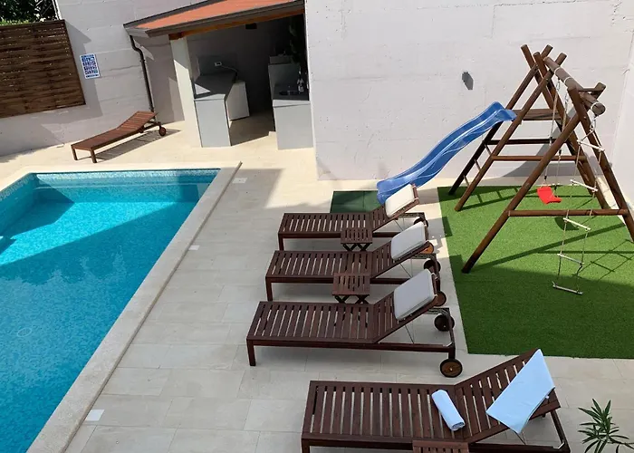 Ferienhaus 5 Bedroom Beautiful In Pula